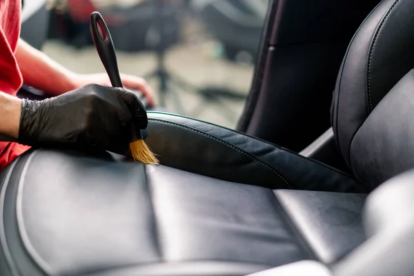 クローズアップを詳述したラグブラシ掃除機スチーマーで高級車のインテリアを慎重に洗浄 — ストック写真