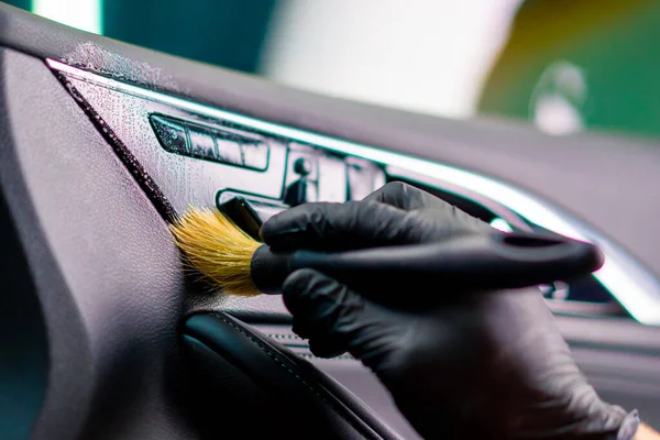 Trabalhador Lavagem Carros Limpa Cuidadosamente Interior Carro Luxo Com Pano — Fotografia de Stock
