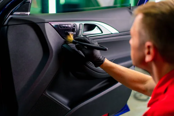 Trabalhador Lavagem Carros Limpa Cuidadosamente Interior Carro Luxo Com Pano — Fotografia de Stock