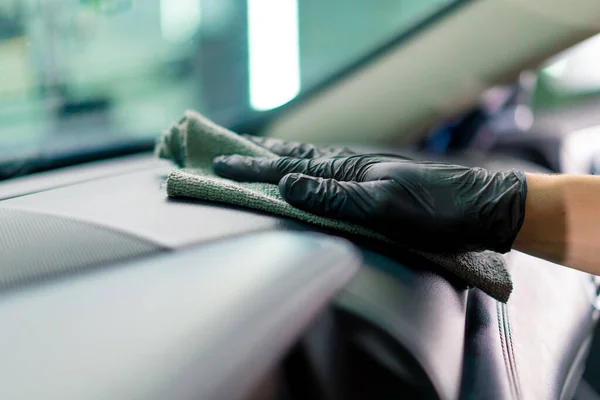 Λεπτομερής Ένας Άνθρωπος Υπάλληλος Ενός Σταθμού Αυτοκινήτων Εκτελεί Χημικό Καθαρισμό — Φωτογραφία Αρχείου