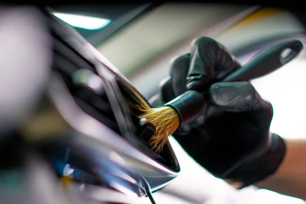 Bir Oto Yıkama Işçisi Lüks Bir Arabanın Içini Dikkatlice Temizler — Stok fotoğraf