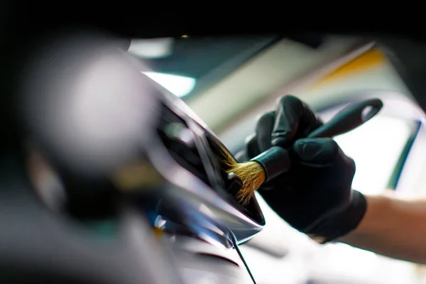 Ένας Εργάτης Πλυντηρίου Αυτοκινήτων Καθαρίζει Προσεκτικά Εσωτερικό Ενός Πολυτελούς Αυτοκινήτου — Φωτογραφία Αρχείου
