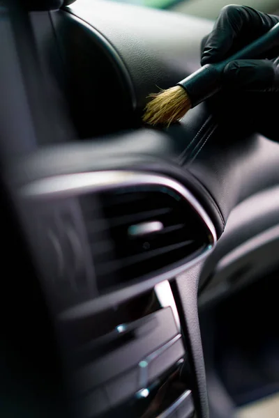 Ein Mitarbeiter Einer Autowaschanlage Säubert Sorgfältig Den Innenraum Eines Luxusautos — Stockfoto