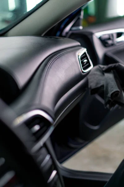 クローズアップを詳述したラグブラシ掃除機スチーマーで高級車のインテリアを慎重に洗浄 — ストック写真