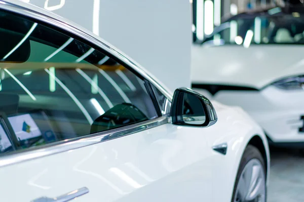 Detaillierung Des Spiegels Und Der Türen Eines Weißen Luxusautos Nach — Stockfoto