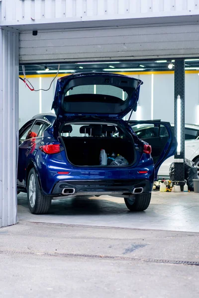 Het Achteraanzicht Van Een Blauwe Auto Met Een Open Kofferbak — Stockfoto