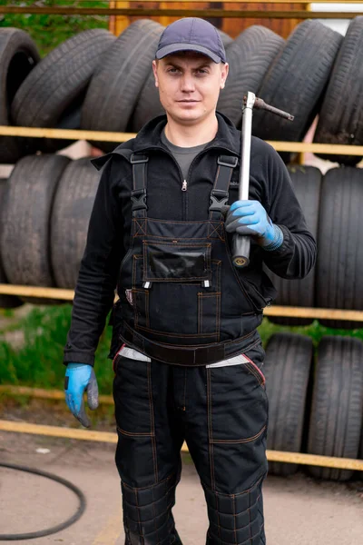 Portrét Seriózního Muže Automobilový Mechanik Balónovým Klíčem Ruce Oblečený Pracovní — Stock fotografie