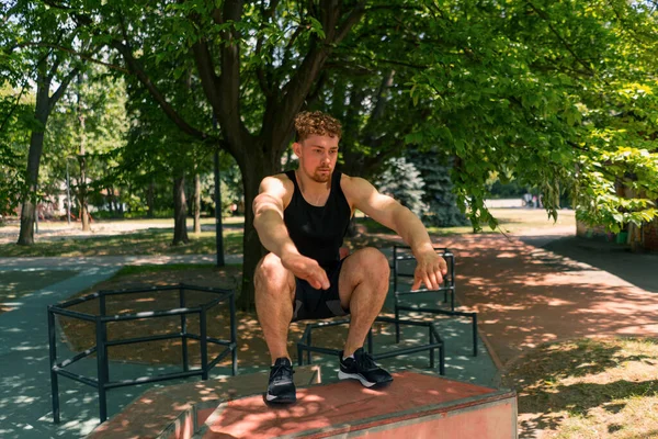 Genç Fitness Sporcusu Iki Ayağıyla Bir Kutuya Atlıyor Spor Caddesi — Stok fotoğraf