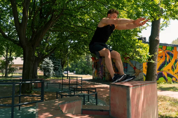 Genç Fitness Sporcusu Iki Ayağıyla Bir Kutuya Atlıyor Spor Caddesi — Stok fotoğraf