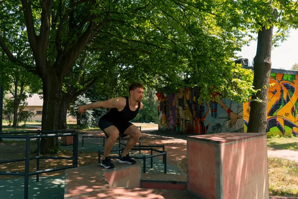 年轻的健美运动员双足跳在箱子上 在街头运动锻炼 — 图库照片
