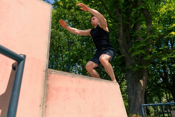 Молодой Спортсмен Прыгает Коробке Обеими Ногами Проводит Тренировку Спортивной Улице — стоковое фото