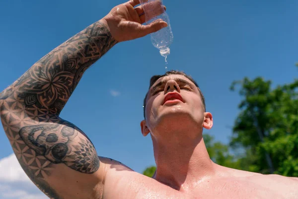 Jong Sportman Bodybuilder Staan Sportveld Krijgen Spat Met Water Warmte — Stockfoto