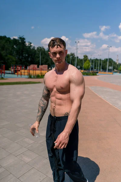 Jong Nat Atleet Bodybuilder Staande Sportveld Warmte Straat Workout Mooi — Stockfoto