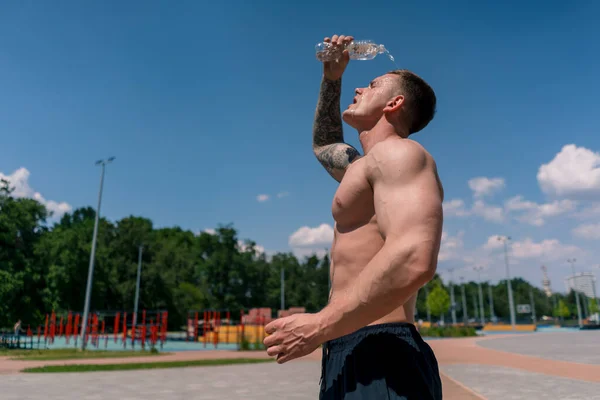 Jovem Desportista Fisiculturista Campo Esportes Ficando Salpicado Com Calor Água — Fotografia de Stock