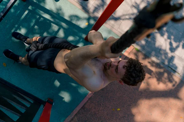 Junge Sportlerin Mit Nacktem Oberkörper Zieht Beim Outdoor Training Auf — Stockfoto