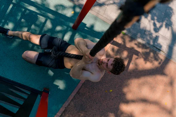 Çıplak Gövdeli Genç Sporcu Spor Sahasındaki Antrenman Sırasında Bir Ipe — Stok fotoğraf