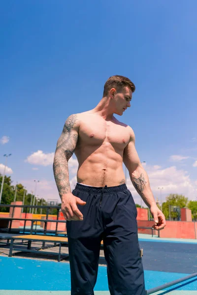 Junger Sportler Bodybuilder Steht Auf Sportplatz Outdoor Training Schöne Sexy — Stockfoto