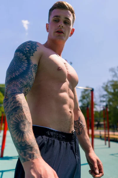 Junger Sportler Bodybuilder Steht Auf Sportplatz Outdoor Training Schöne Sexy — Stockfoto