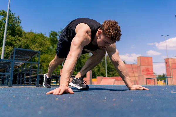 Jovem Atleta Bombeado Fazendo Flexões Partir Chão Durante Treinamento Rua — Fotografia de Stock