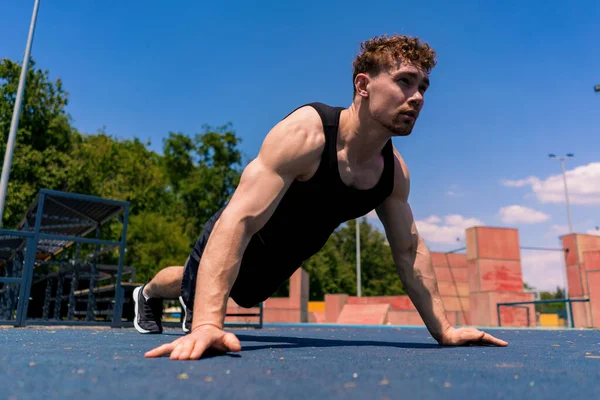 Pompalı Genç Sporcu Sokak Antrenmanı Sırasında Yerden Şınav Çekiyor Kollarını — Stok fotoğraf