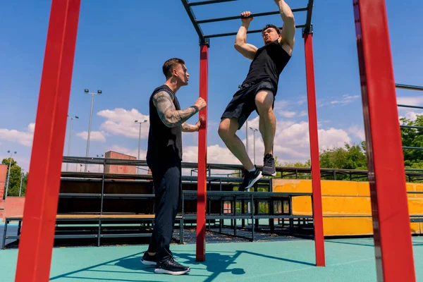 Kişisel Fitness Antrenörü Veya Vücut Geliştirme Eğitmeni Spor Sahası Motivasyon — Stok fotoğraf