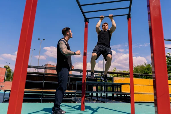 Kişisel Fitness Antrenörü Veya Vücut Geliştirme Eğitmeni Spor Sahası Motivasyon — Stok fotoğraf