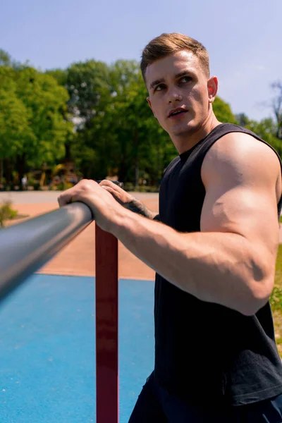 Porträt Eines Jungen Verschwitzten Sportlers Nach Einem Outdoor Training Reck — Stockfoto