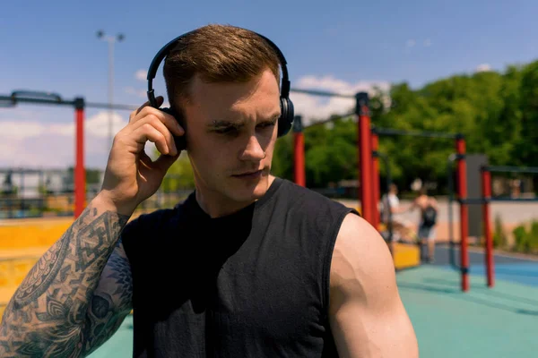 Retrato Joven Deportista Sudoroso Con Tatuajes Piercings Escuchando Música Auriculares — Foto de Stock