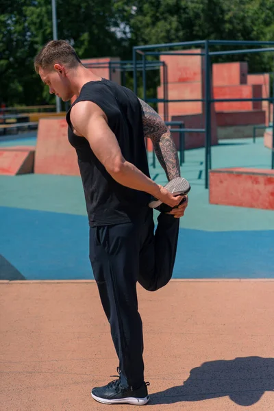 Retrato Jovem Desportista Com Tatuagens Fazendo Exercícios Aquecimento Livre Treinamento — Fotografia de Stock