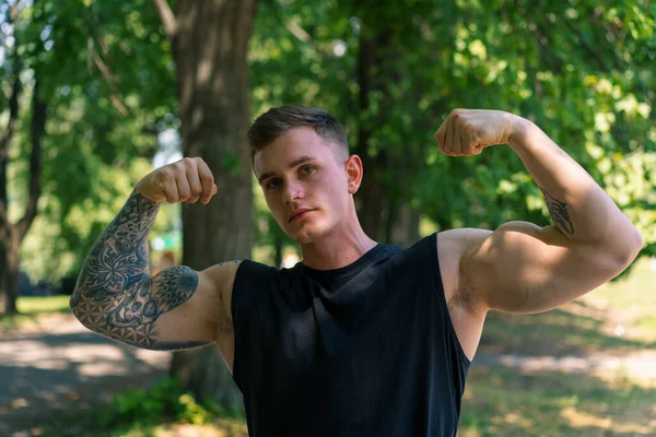 Retrato Jovem Desportista Suado Com Tatuagens Piercings Mostrando Bíceps Bombeado — Fotografia de Stock