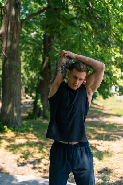 Porträt Eines Jungen Sportlers Mit Tätowierungen Bei Aufwärmübungen Freien Streettraining — Stockfoto