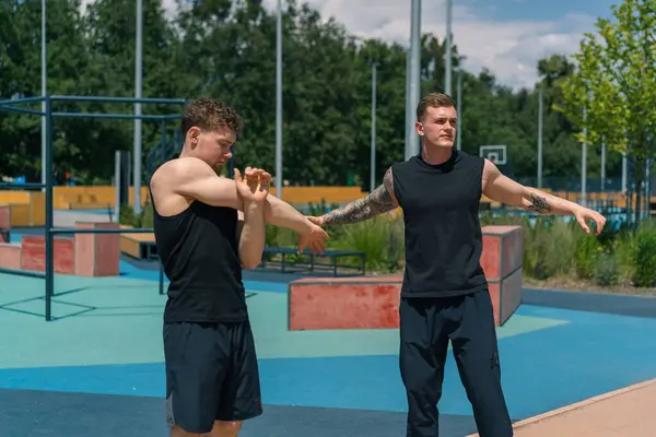 Personal Fitness Trainer Training Atleet Sportveld Twee Actieve Jongens Trainen — Stockfoto