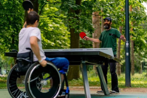 Tekerlekli Sandalyedeki Engelli Bir Adam Şehir Parkında Yaşlı Bir Adamla — Stok fotoğraf