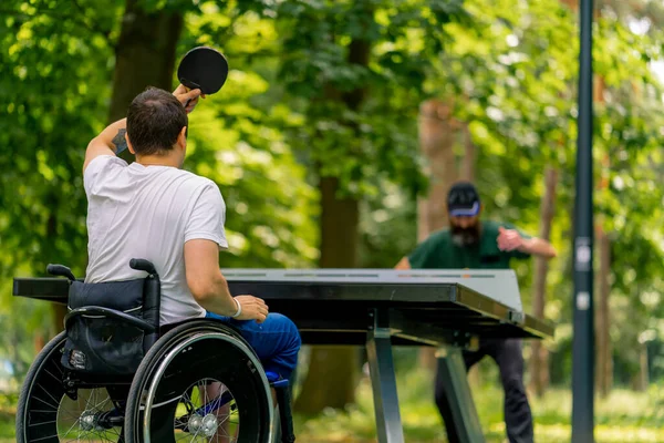 Inclusivité Handicapé Fauteuil Roulant Joue Ping Pong Avec Homme Âgé — Photo