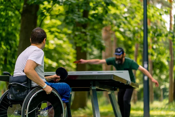 Inclusività Disabile Sedia Rotelle Gioca Ping Pong Con Uomo Più — Foto Stock