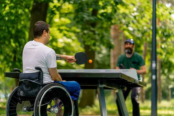 Inclusividad Hombre Discapacitado Silla Ruedas Juega Ping Pong Con Hombre — Foto de Stock