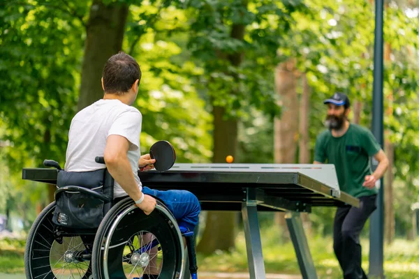 Inkludering Handikappad Man Rullstol Spelar Pingis Med Äldre Man Stadspark — Stockfoto