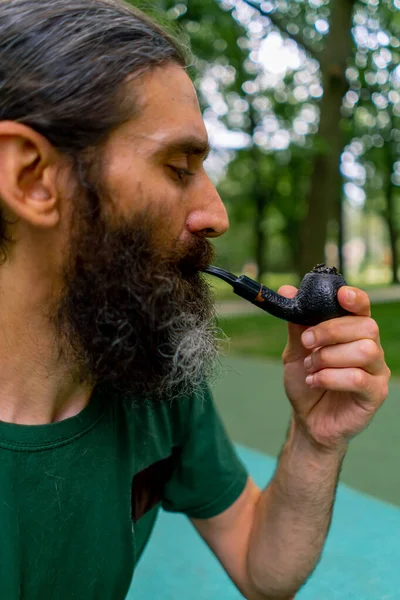 Retrato Anciano Pelo Largo Barba Gris Fumando Una Pipa Parque —  Fotos de Stock