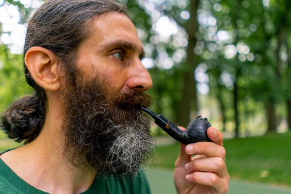 Retrato Homem Idoso Com Cabelos Longos Barba Cinza Fumando Cachimbo — Fotografia de Stock