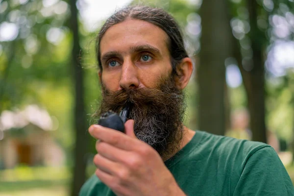 Portrait Aged Man Long Hair Gray Beard Smoking Pipe City — Stock Photo, Image