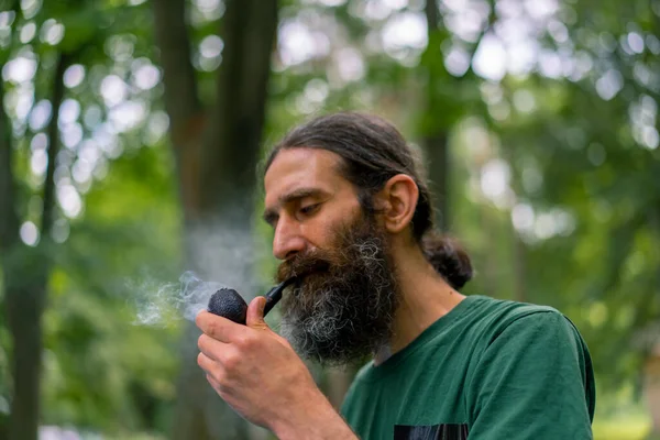 Retrato Homem Idoso Com Cabelos Longos Barba Cinza Fumando Cachimbo — Fotografia de Stock
