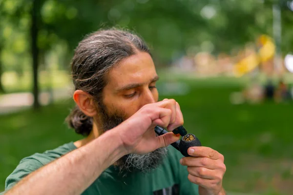 Retrato Anciano Pelo Largo Barba Gris Fumando Una Pipa Parque — Foto de Stock