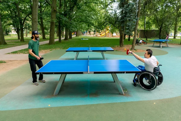 Inclusività Disabile Sedia Rotelle Gioca Ping Pong Contro Vecchio Con — Foto Stock