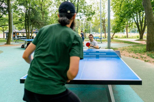 Inclusividade Homem Velho Jogando Ping Pong Contra Homem Com Deficiência — Fotografia de Stock
