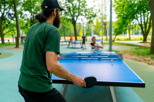 Inclusività Vecchio Che Gioca Ping Pong Contro Uomo Con Disabilità — Foto Stock
