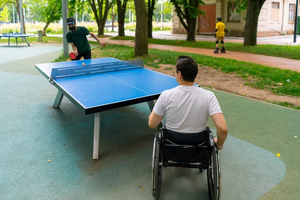 Tekerlekli Sandalyedeki Engelli Bir Adam Şehir Parkında Gri Sakallı Yaşlı — Stok fotoğraf