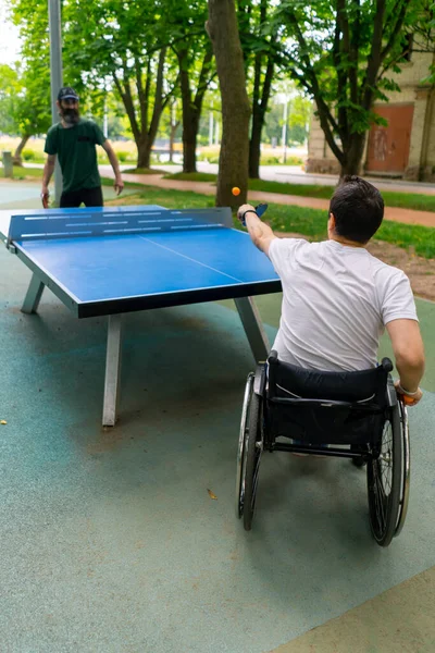 Inclusividad Hombre Discapacitado Silla Ruedas Juega Ping Pong Contra Anciano — Foto de Stock