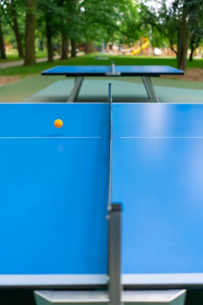 Крупный План Мяча Пинг Понга Летящего Над Сетью Теннисном Столе — стоковое фото