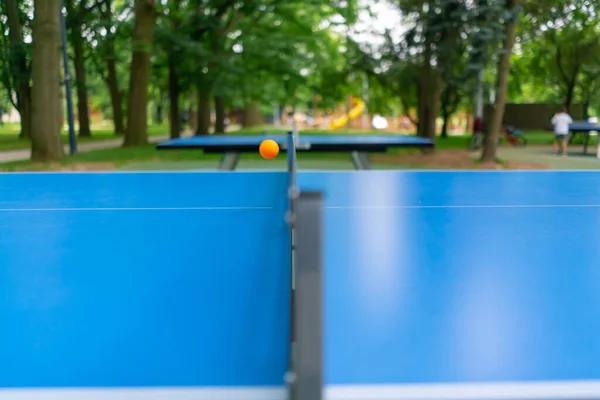 Şehir Parkında Bir Tenis Masasının Üzerinde Uçan Pinpon Topunun Yakın — Stok fotoğraf