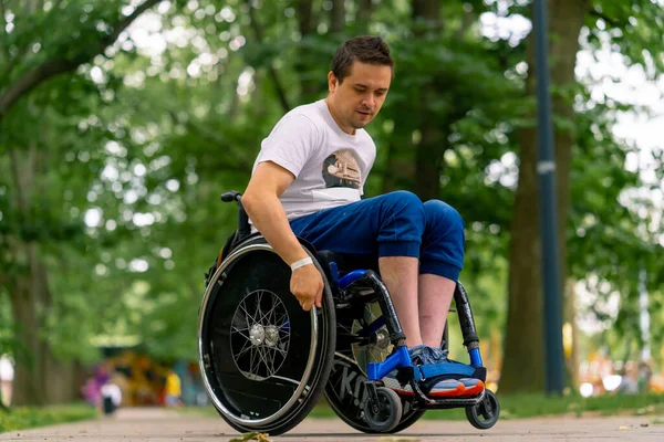 Ένταξη Ένας Άνδρας Αναπηρίες Οδηγεί Μια Αναπηρική Καρέκλα Κατά Μήκος — Φωτογραφία Αρχείου